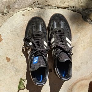 Adidas size 8M shoe. Soccer style